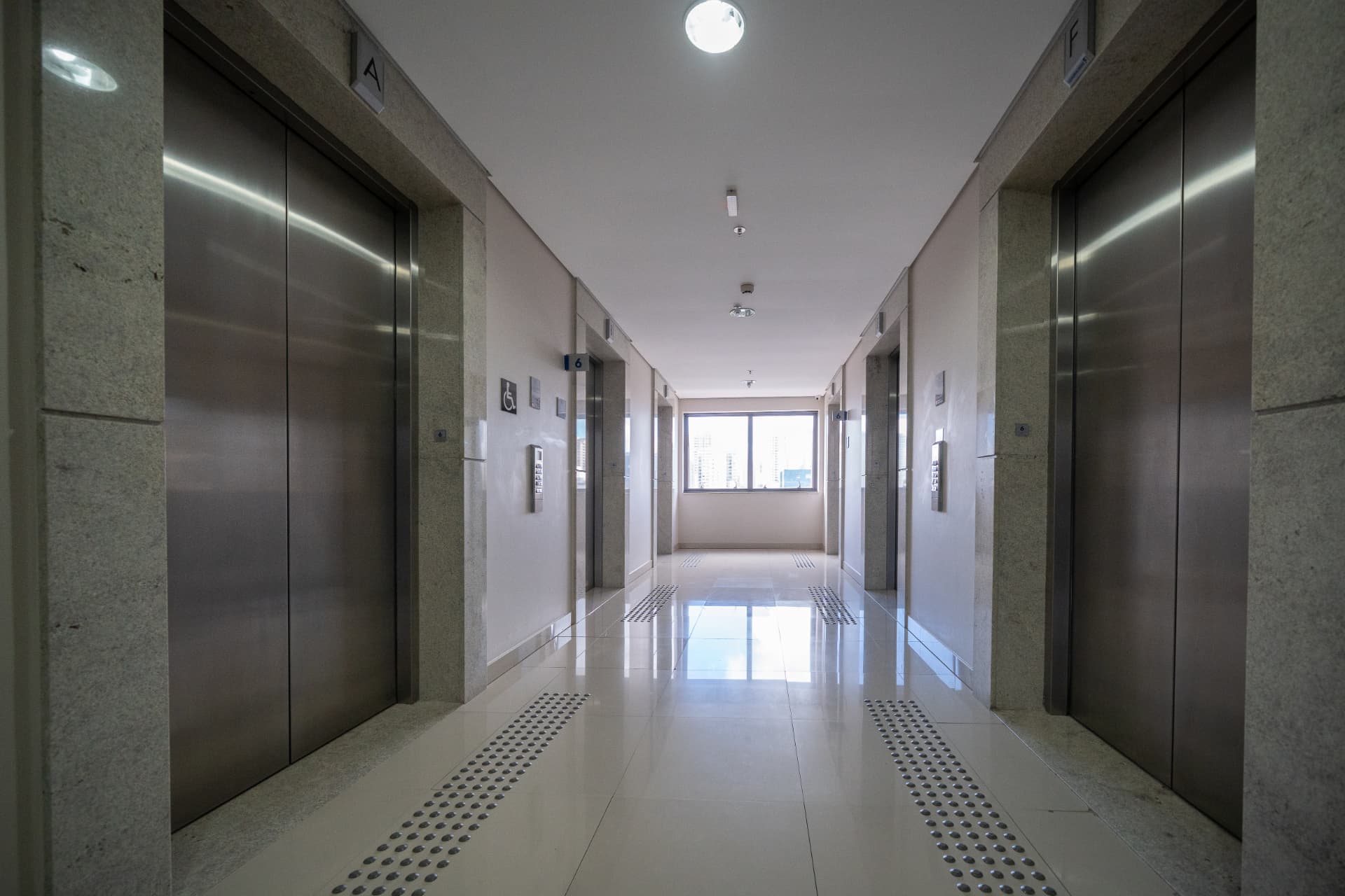 Hall de elevadores do edifício